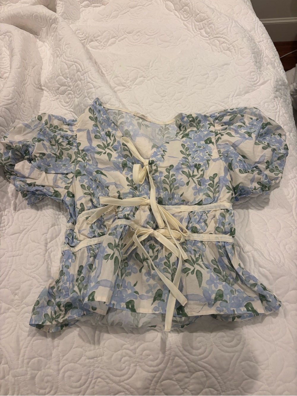 entro Blue and Cream Floral Puff-Sleeve Tie-Front Top